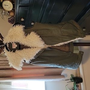 Fluffy neck utility vest